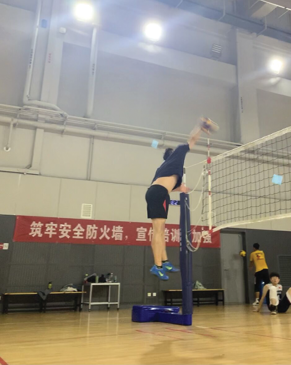 Motion Features of Legs in Volleyball Block Jump Based on Biomechanical